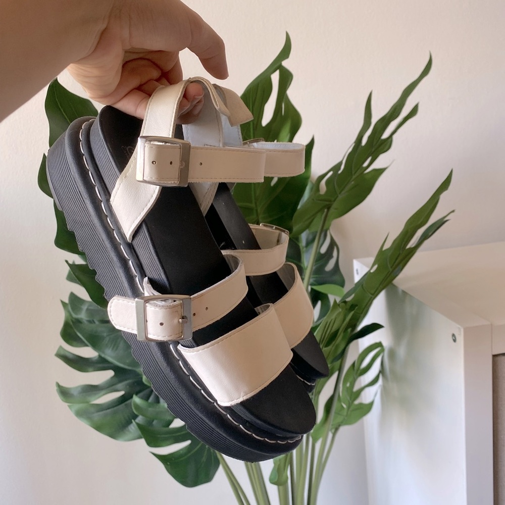Size 8 chunk sandals